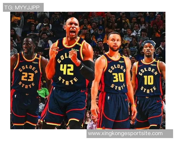 老将默契配合霍福德助攻库里精彩反篮打成21 老将默契配合霍福德助攻库里精彩反篮打成21