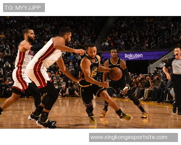 卡马拉全场追击库里展现攻守兼备实力贡献20分7板5前场板表现出色