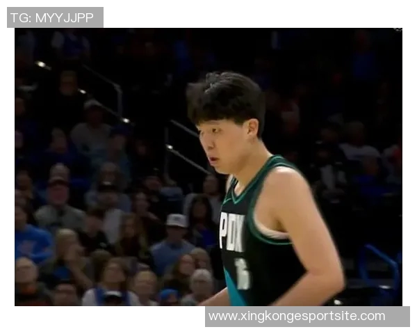 小杨激情泼水庆祝斯普利特首场胜利并获得比赛用球